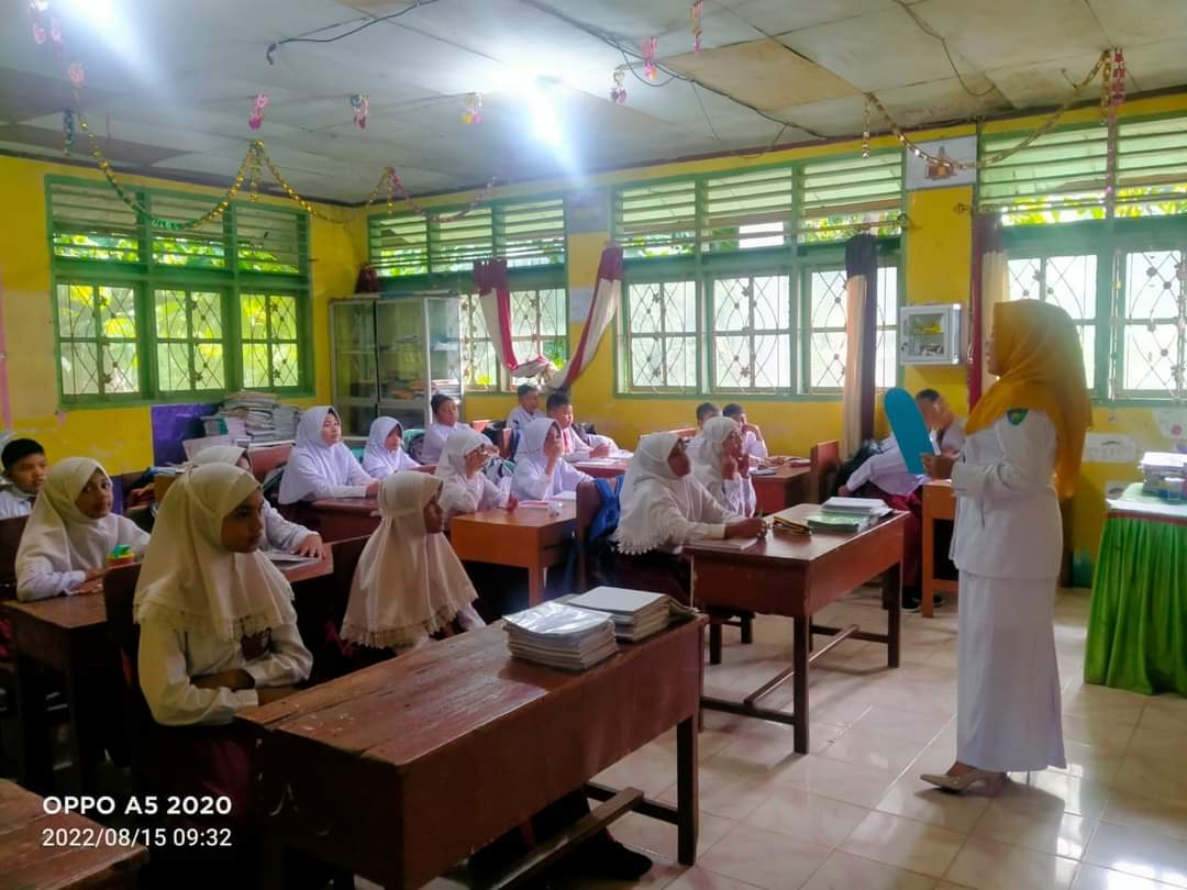 tim UKS UPT Puskesmas Tarusan memberikan materi gizi seimbang dalam pendidikan kesehatan ke Sekolah 