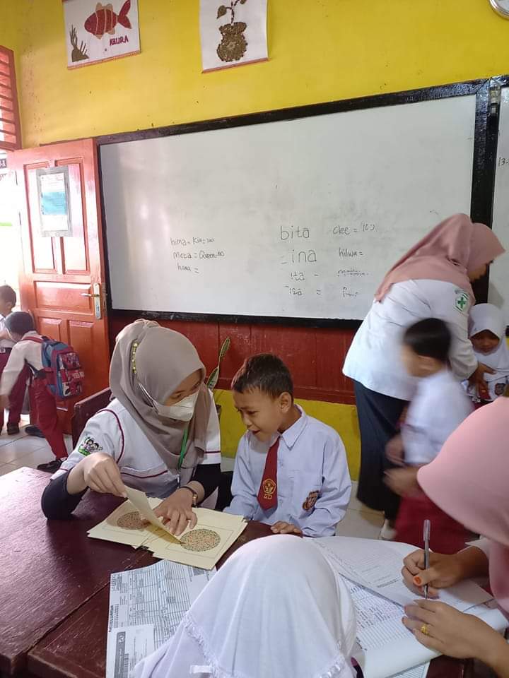 UPT Puskesmas Tarusan  lakukan pemeriksaan tes buta warna kepada siswa siswi 3 Sekolah Dasar ( SD) d