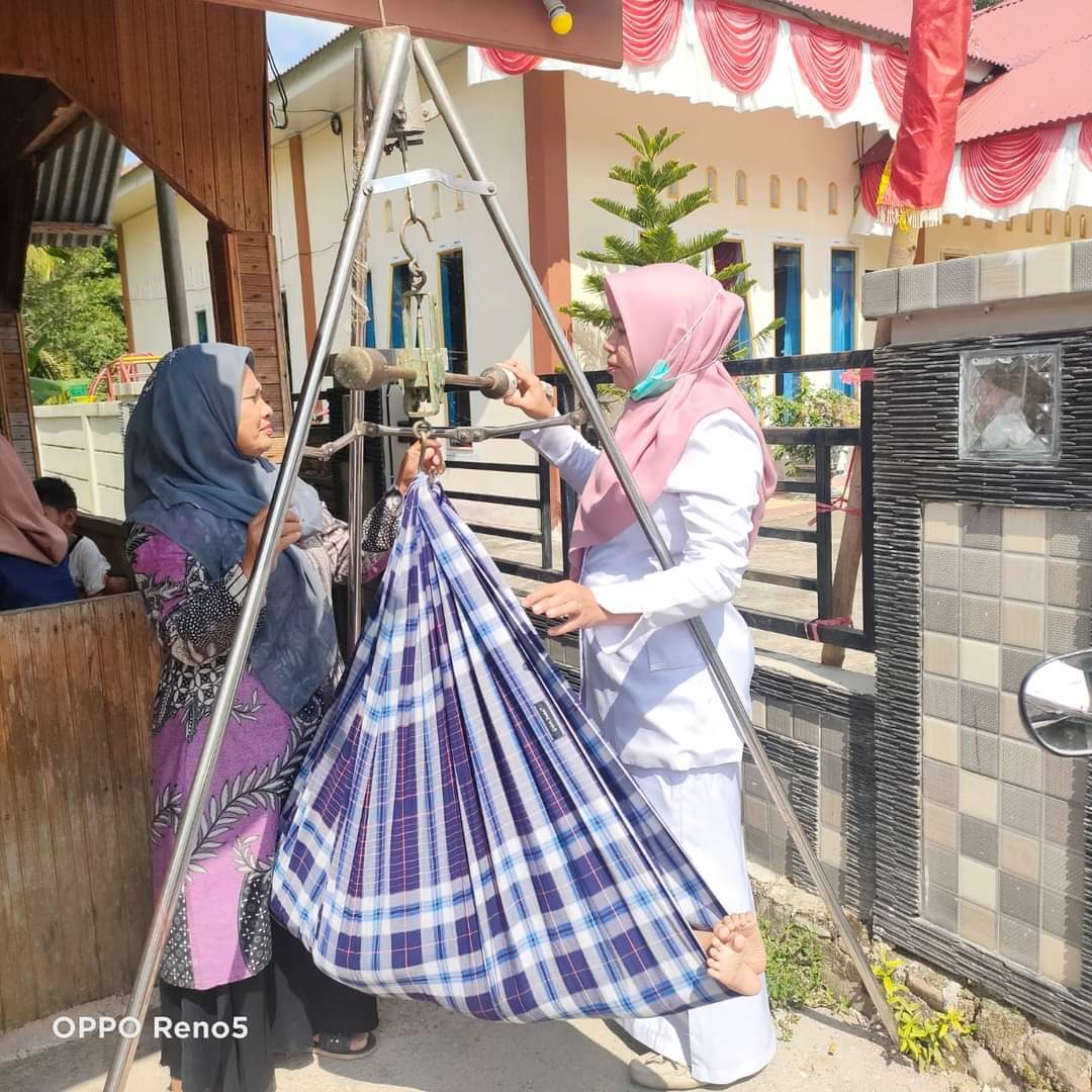 PENIMBANGAN MASSAL DAN PEMBERIAN VITAMIN A DIPUSKESMAS LUMPO