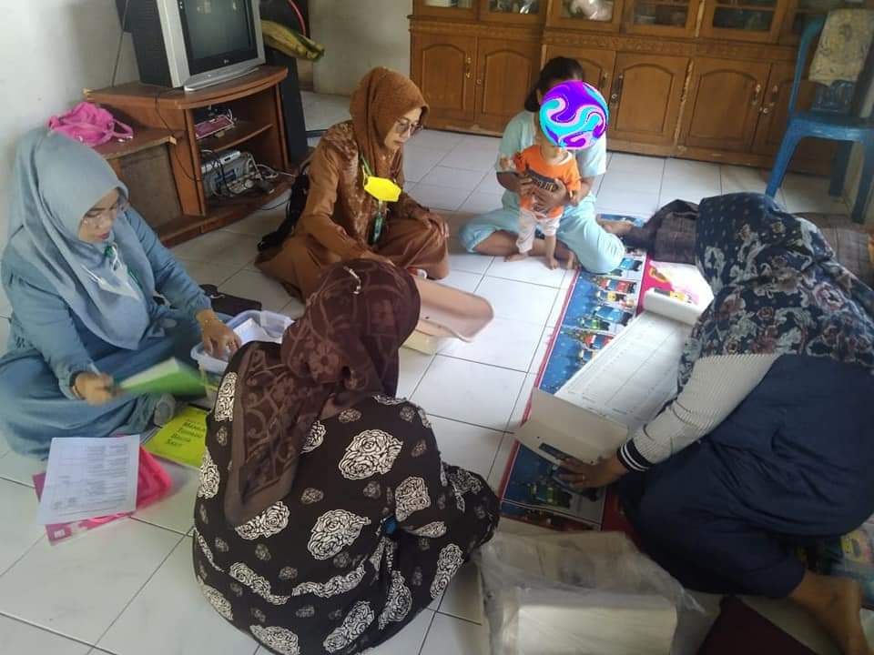 UPT Puskesmas Tarusan  melakukan kunjungan rumah ke rumah balita yang bermasalah dengan berat badan 