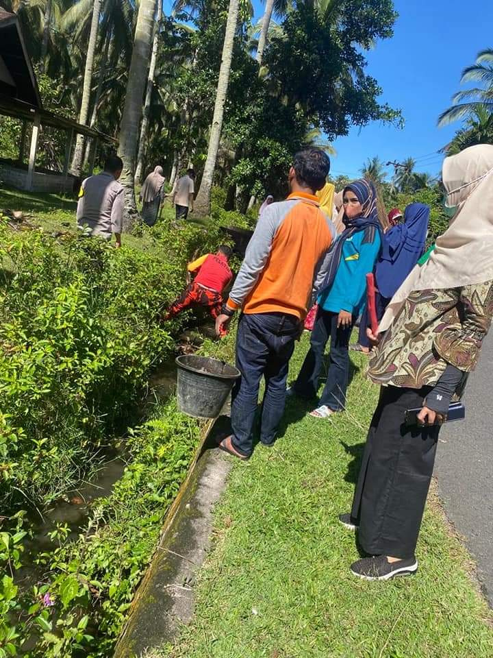 Masyarakat Wilker  Pusk Balai Selasagoro membersihkan lingkungan guna memberantas penyakit Demam Ber