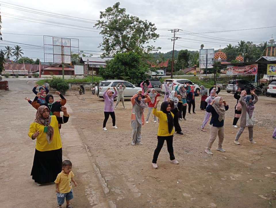 Puskesmas Balaiselasa melaksanakan senam bersama di Halaman Puskesmas 