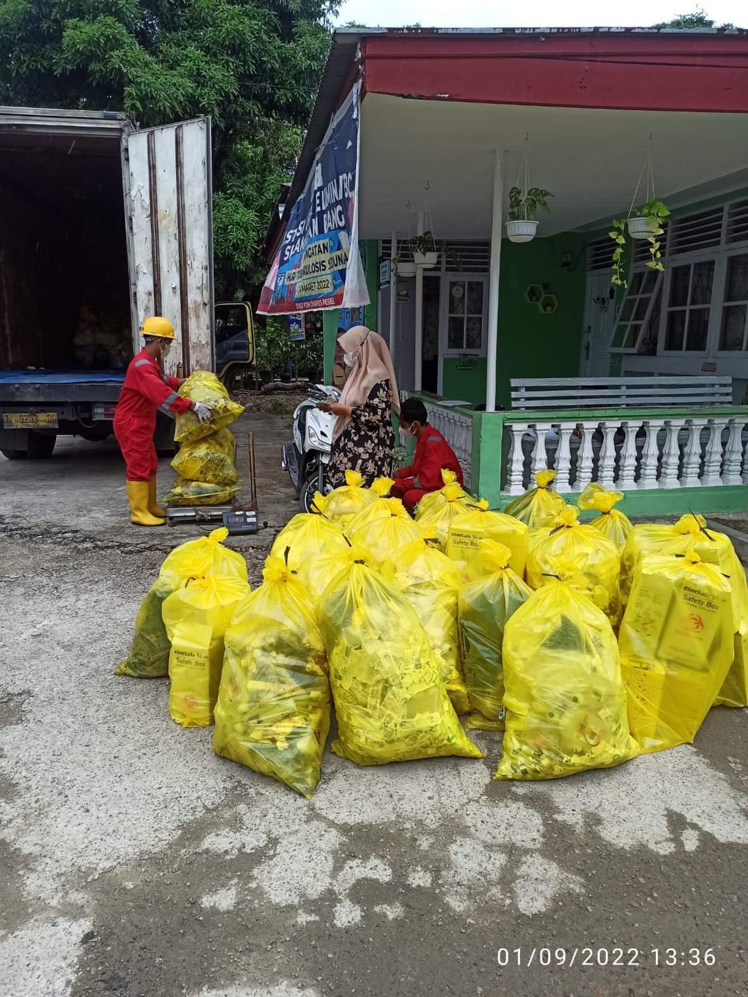 Pengangkutan Limbah Medis B3 Puskesmas Pasar Kuok oleh PT. Triguna Pratama Abadi