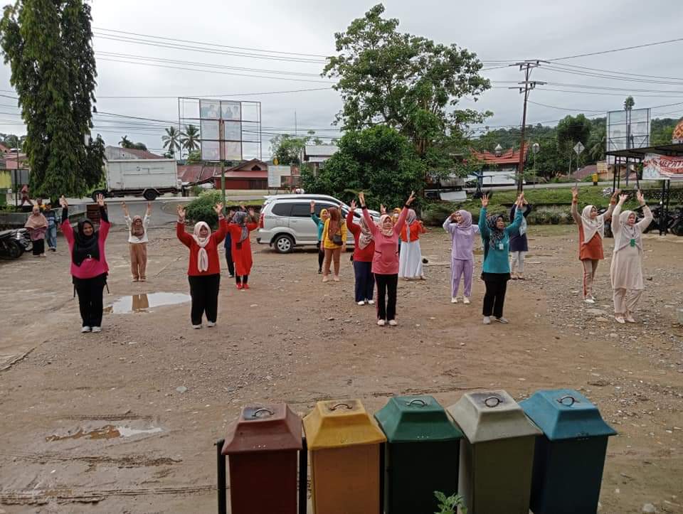 Pegawai dilingkungan Puskesmas Balaiselasa melaksanakan senam bersama