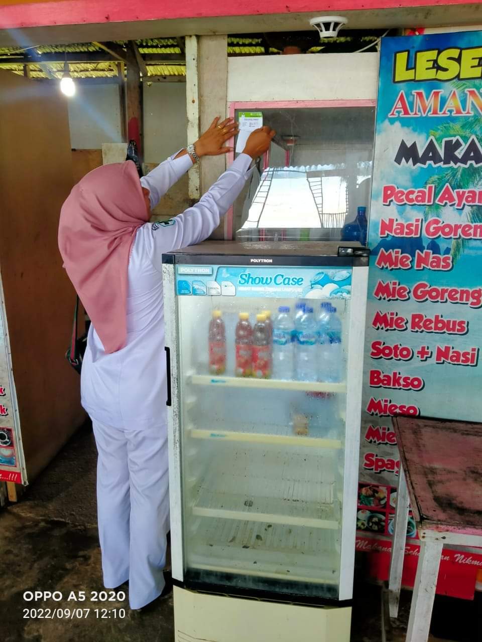 Pembinaan  pengelola dan penjamah makanan  tempat pengelolaan dan penyediaan makanan di kawasan wisa