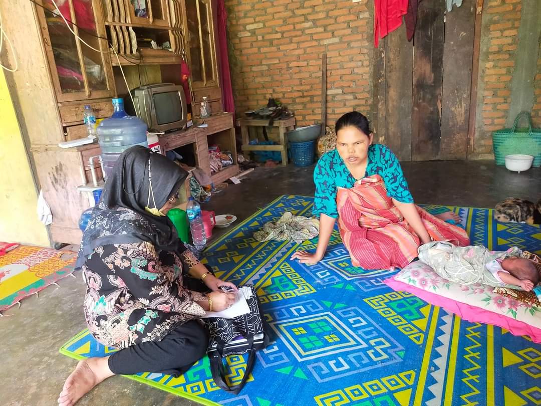 Puskesmas Pasar Kuok. Kegiatan kunjungan rumah pasien Pasca persalinan oleh Petugas KB dan Bidan Des