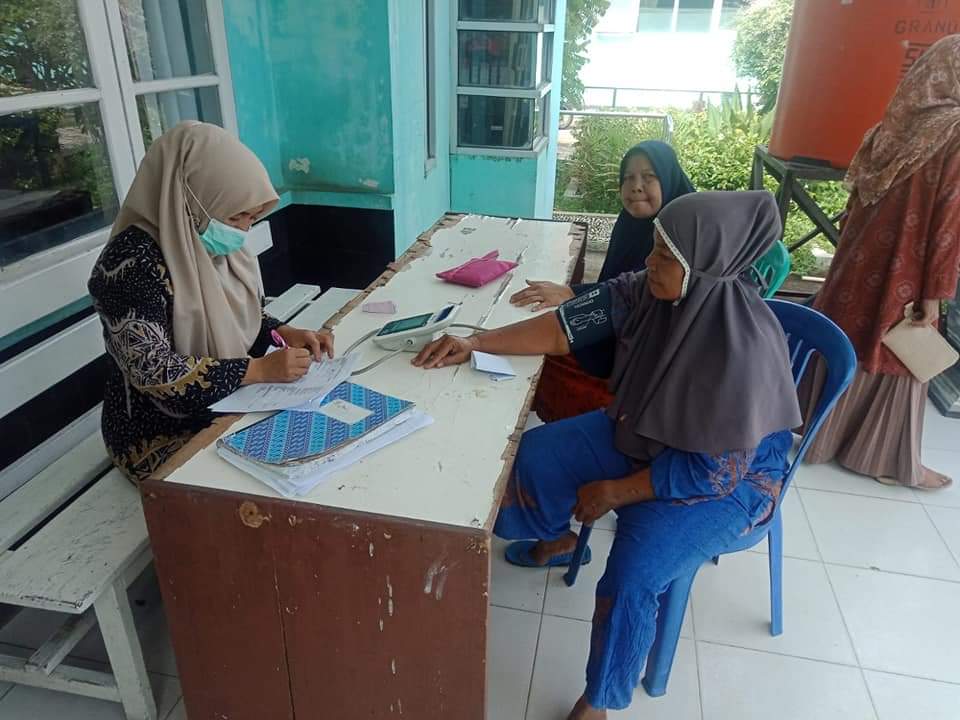 UPT Puskesmas Tarusan memberikan pelayanan vaksinasi covid 19 kepada masyarakat 