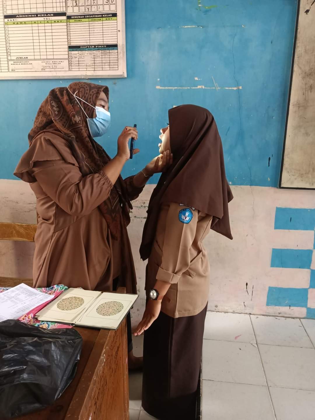 UPT  Puskesmas Tarusan lakukan penjaringan kesehatan kepada siswa kelas X SMA 1 Tarusan 