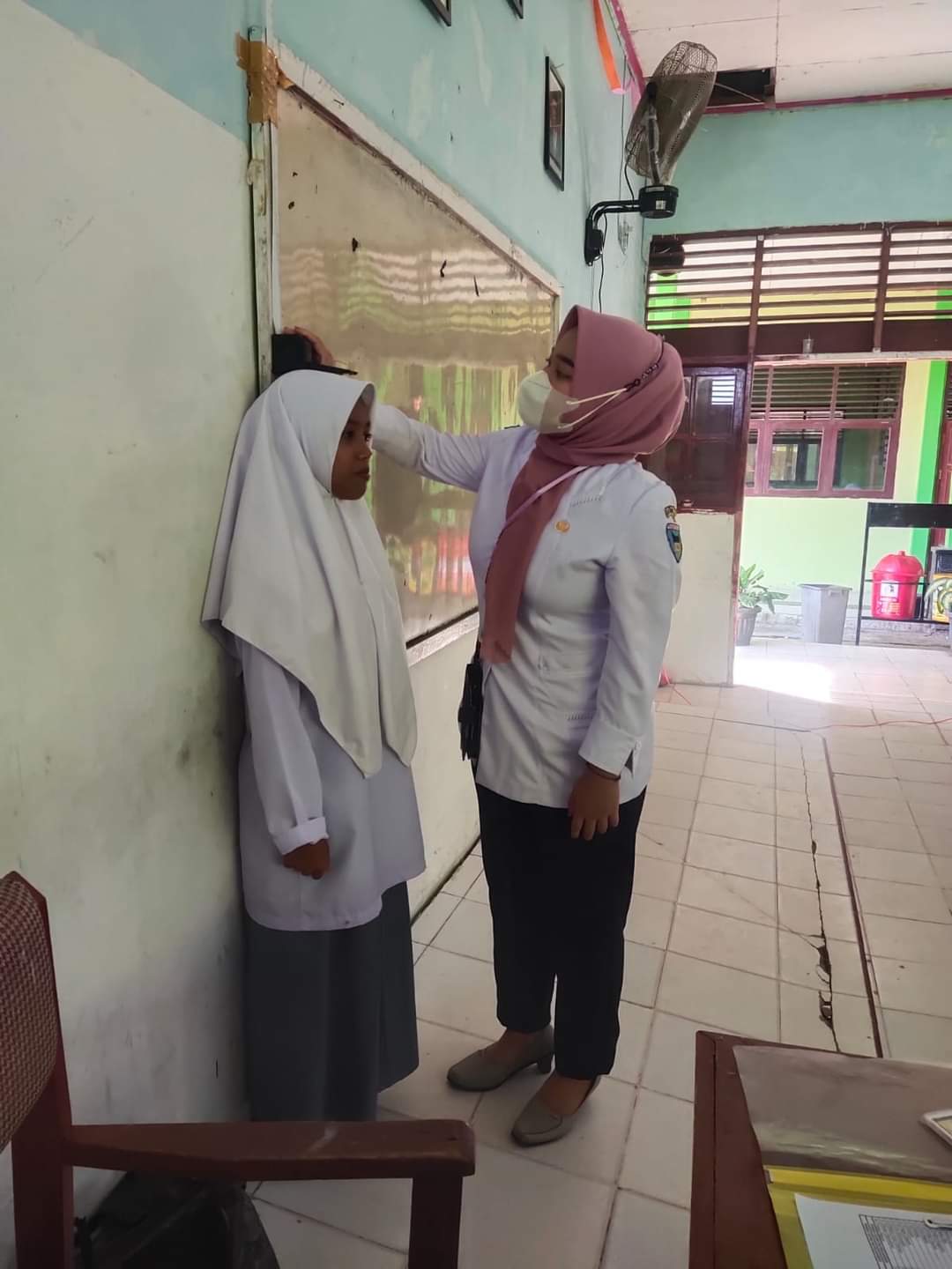 UPT Puskesmas Tarusan lakukan penjaringan kesehatan anak sekolah di SMA 1 Tarusan.
