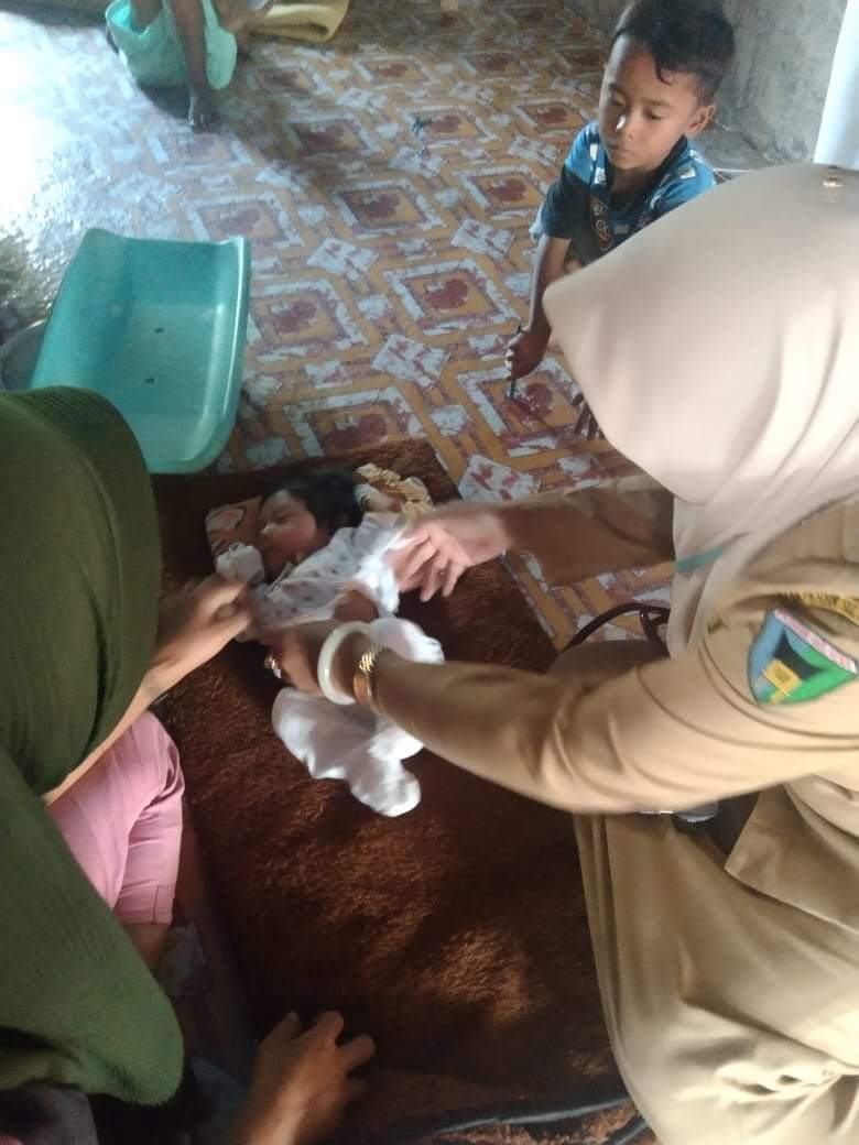 UPT Puskesmas Tarusan melakukan pemantauan pertumbuhan bayi ke nagari Mandeh 