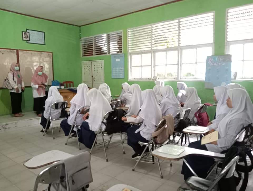 PUSKESMAS BALAI SELASA LAKUKAN PNYULUHAN DAN PEMBERIAN TABLET TAMBAH DARAH BAGI SISWI MTSN 12 PESISI