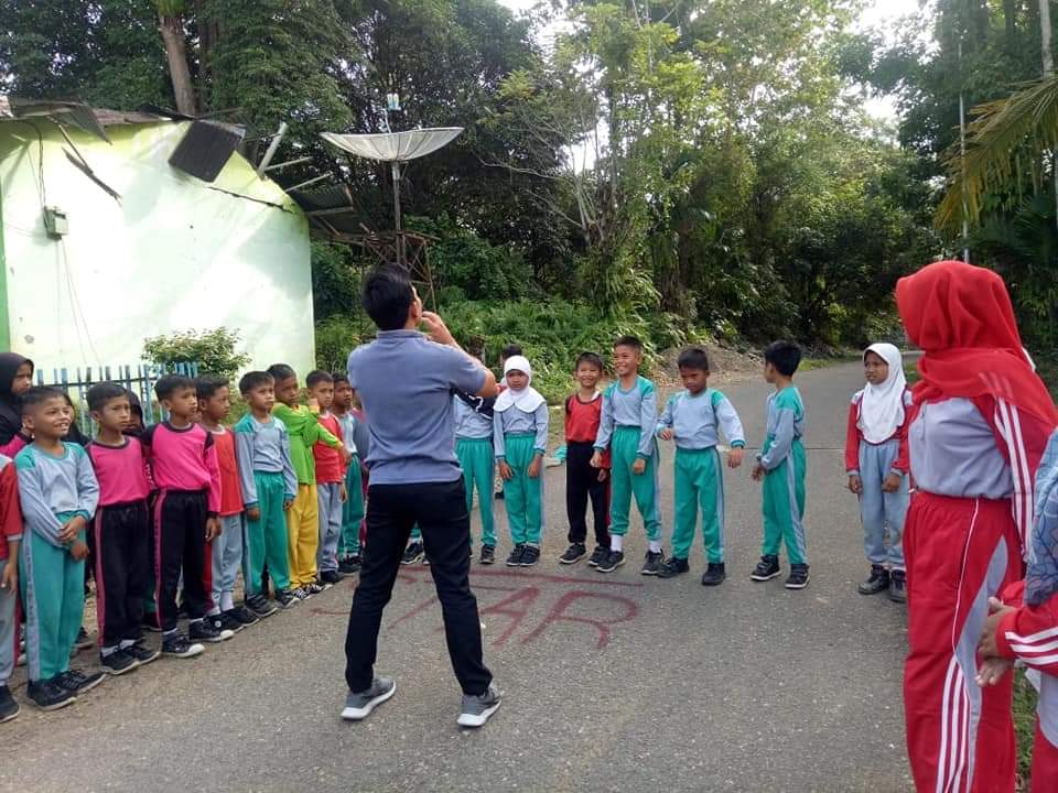 Puskesmas  Koto Berapak melakukan tes kebugaran di sd 42 kubang