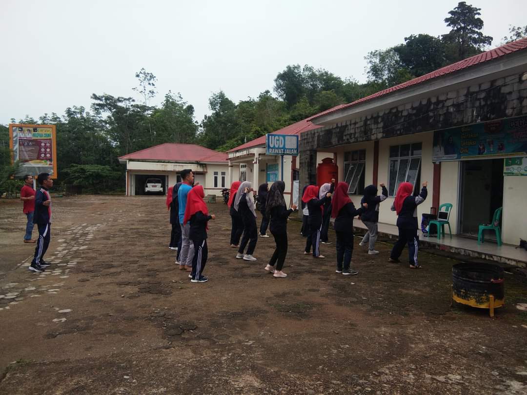 Senam bersama seluruh staf Puskesmas Rahul rutin setiap ha