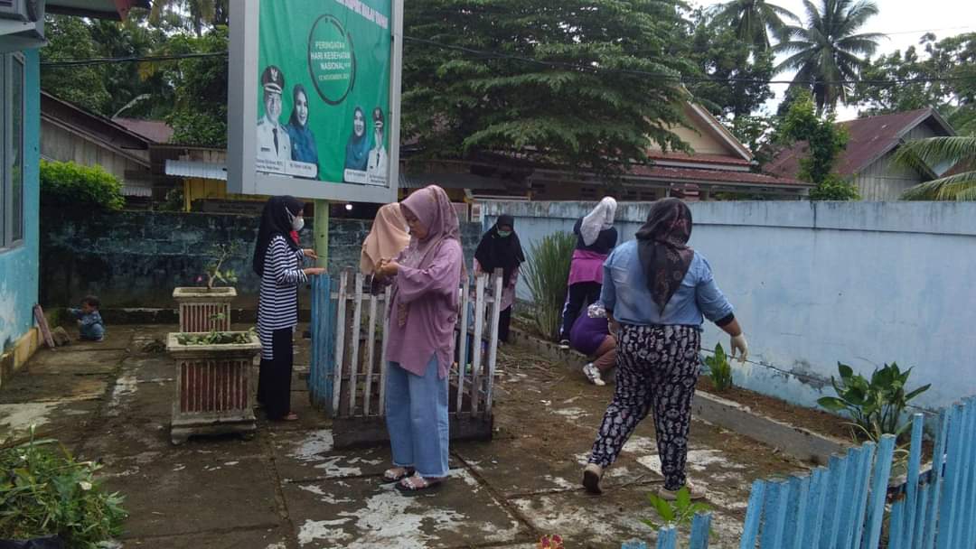 Gotong royong bersama dan penanaman tumbuhan dan dipuskesmas Puskesmas Tapan”