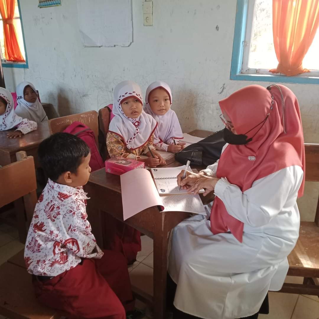 PUSKESMAS LUMPO LAKUKAN PENJARINGAN KESEHATAN ANAK SEKOLAH DAN PEMBERIAN OBAT CACING DI SD 17 BATU K