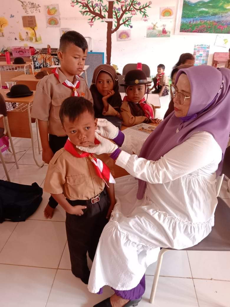 PENJARINGAN KESEHATAN ANAK SEKOLAH DAN PEMBERIAN OBAT CACING DI SD 16 BUKIK SIAYAH PUSKESMAS LUMPO