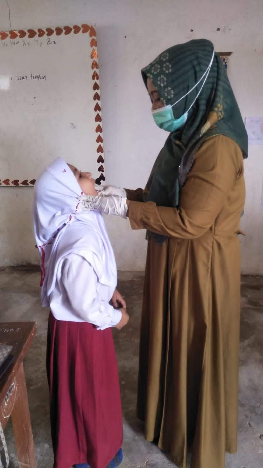 PENJARINGAN KESEHATAN ANAK SEKOLAH DAN PEMBERIAN OBAT CACING DI SD 25 BUKIK KACIAK DAN SD 18 BUKIK K