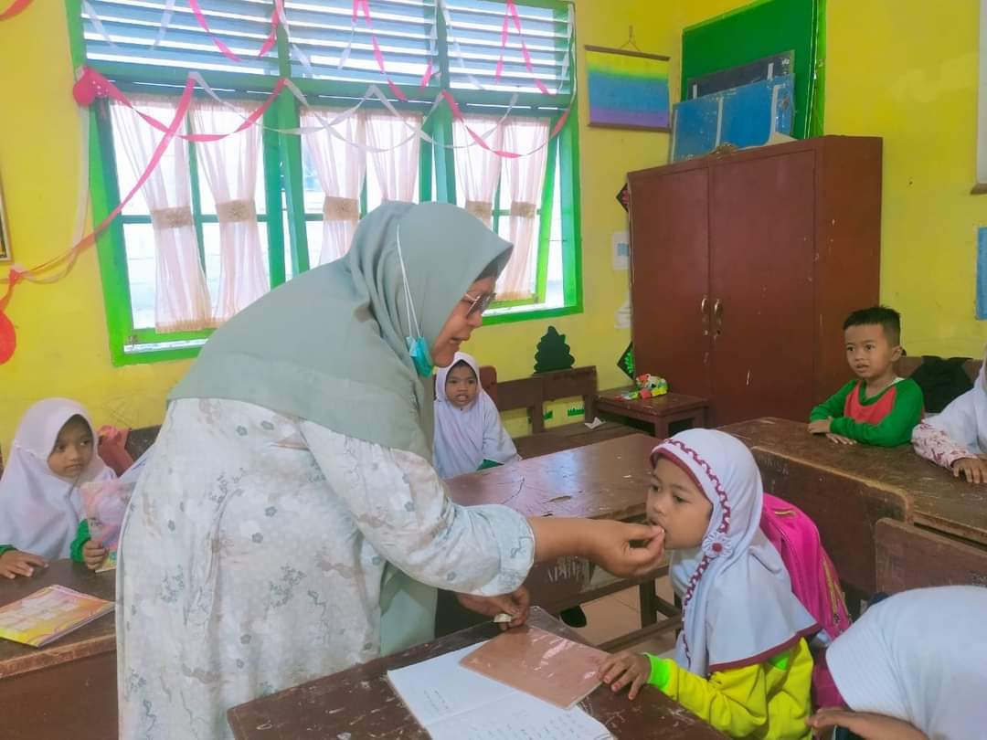 PUSKESMAS LUMPO LAKUKAN PENJARINGAN KESEHATAN ANAK SEKOLAH DAN PEMBERIAN OBAT CACING DI SD 06 AMPANG