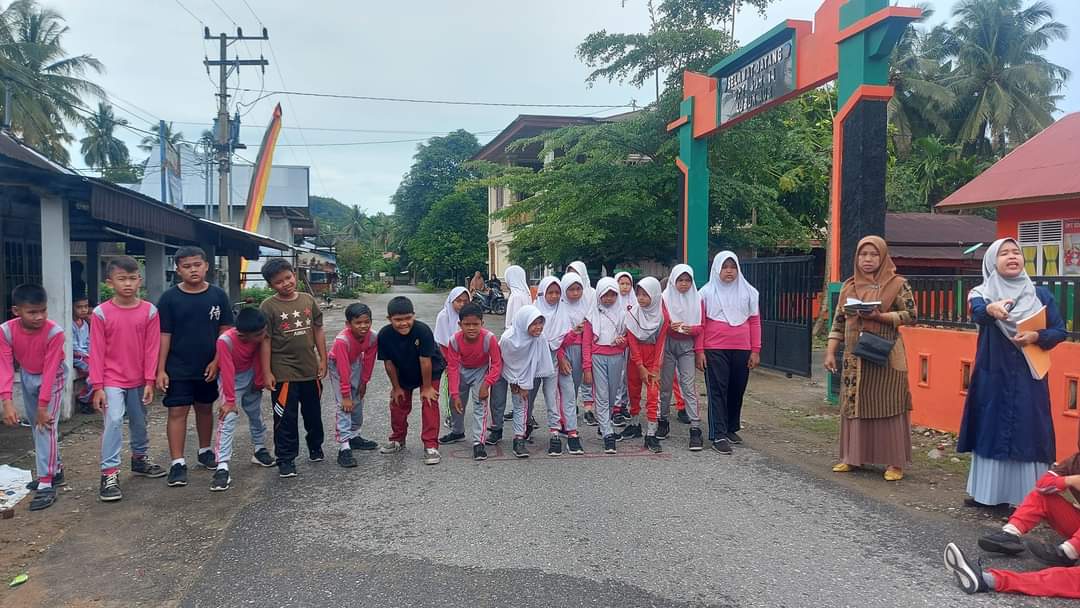 Puskesmas koto berapak melakukan tes kebugaran di sd  14 Lubuk Aur Kenagarian Aur Bagalung