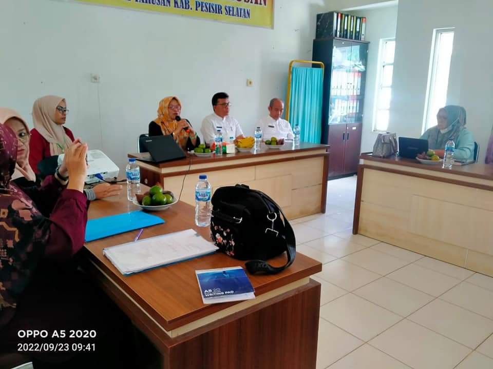 Kegiatan monitoring dan evaluasi ( Monev ) pelaksanaan akreditasi UPT Puskesmas Tarusan