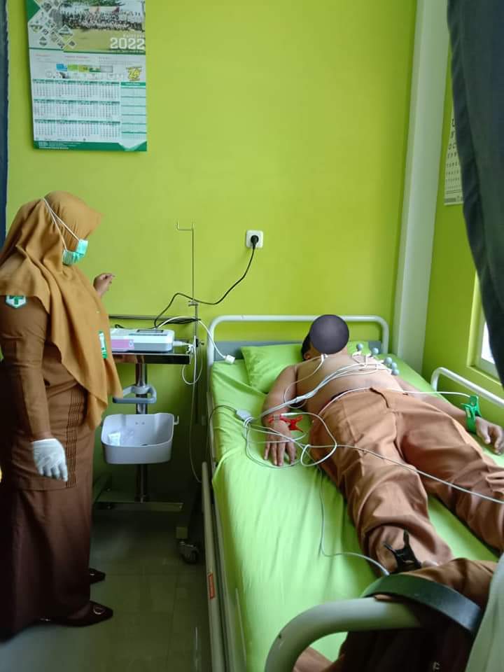 Pelayanan dalam gedung : Pemeriksaan ECG (electrocardiogram) di Puskesmas Balaiselasa
