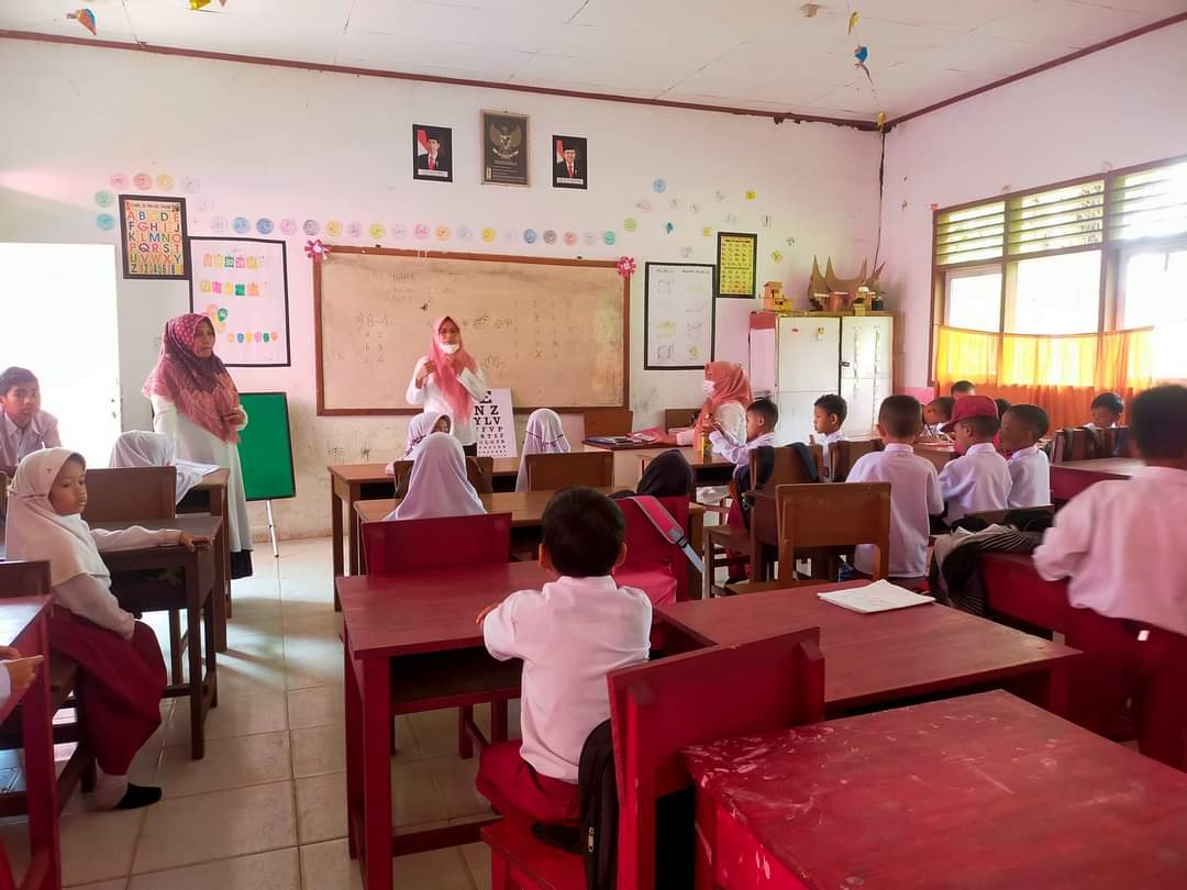 Petugas UKS, UKGS, melaksanakan kegiatan screaning kesehatan di SDN 17 Sapan   Puskesmas Pasar Kuok.