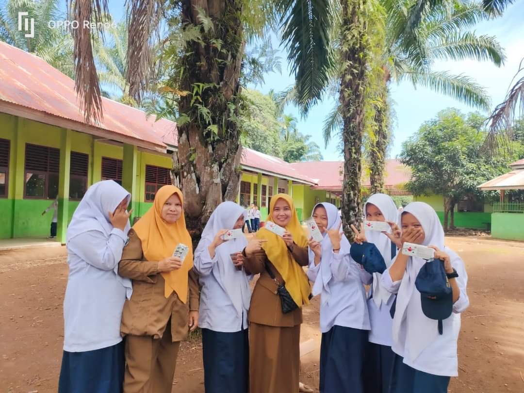 PUSK INDERAPURA PENDISTRIBUSIAN TABLET FE KE REMAJA PUTRI DI MTSN 10 PESISIR SELATAN 