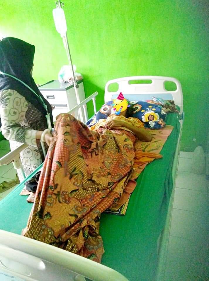 Pasien yang di rawat di Puskesmas Tarusan di visite oleh Dr. Yessy Rivai. 