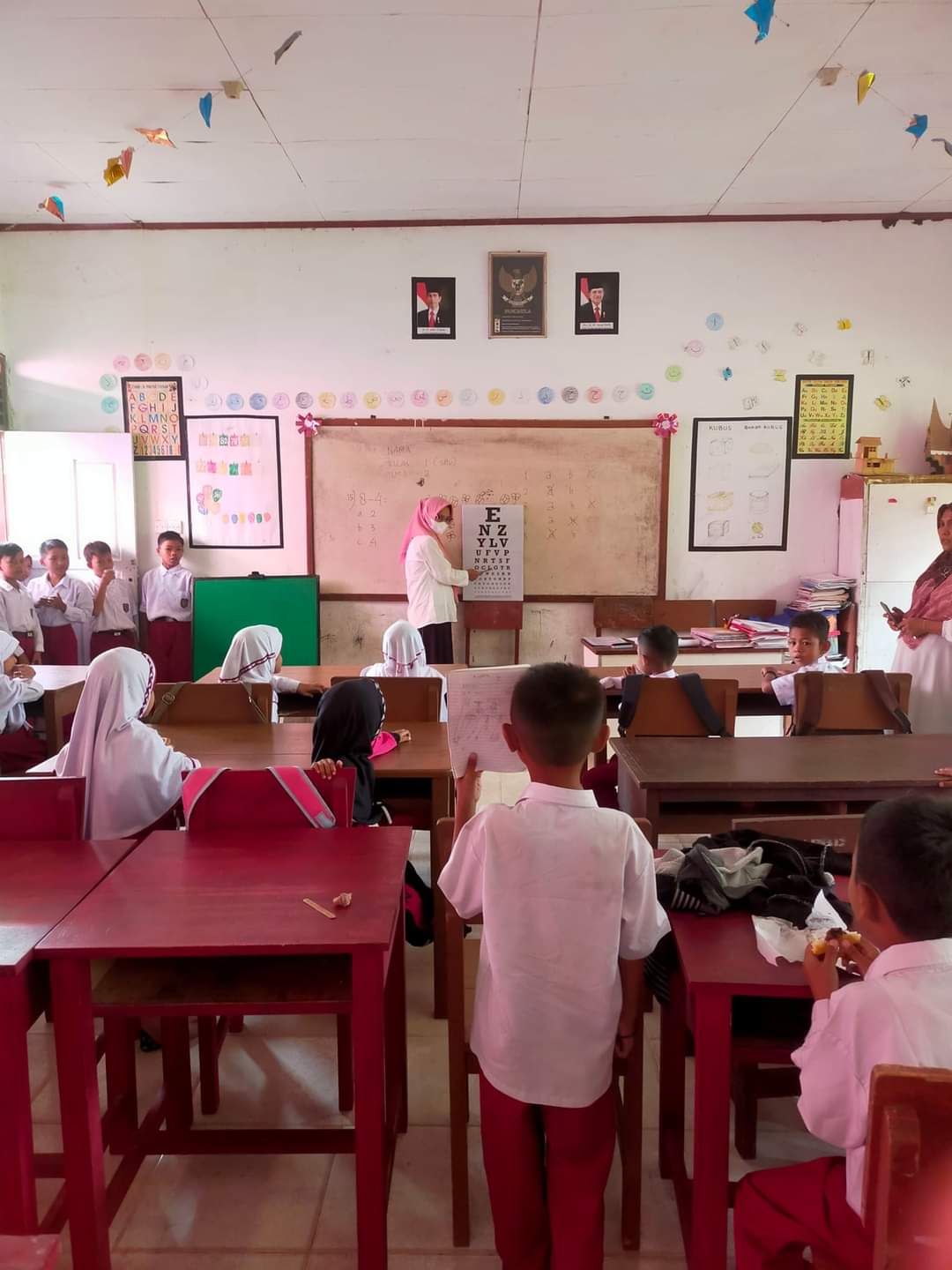Pemeriksaan  kesehatan di SDN 17 Sapan wilayah kerja Puskesmas Pasar Kuok.