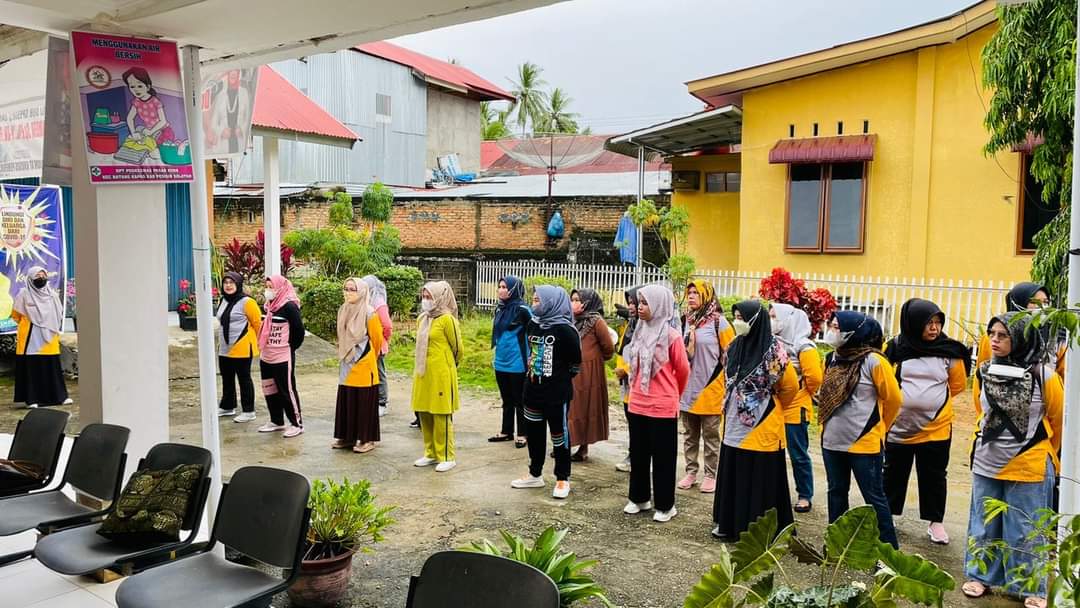Puskesmas Pasar Kuok.. Sebelum memulai aktifitas, staf Puskesmas Pasar Kuok di wajibkan untuk mengik
