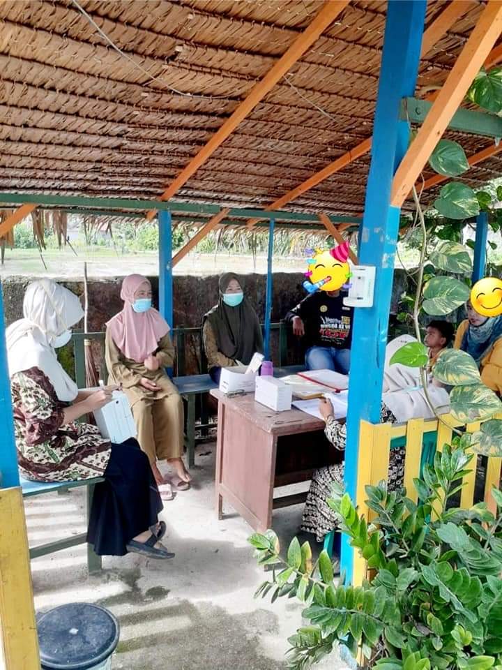 UPT Puskesmas Tarusan  dr. Yessy Rivai dan Yeni S  melayani pasien TB paru baru BTA positif 