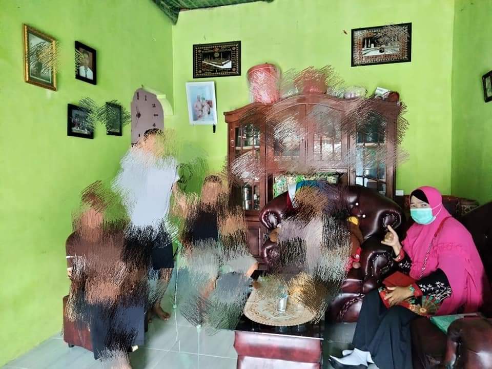 KUNJUNGAN PETUGAS TB PUSK.  INDERAPURA KE RUMAH PASIEN SUSPECT TB 