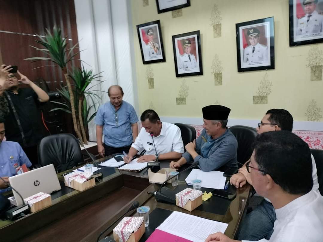 Penandatandatangan Berita Acara Komitmen menuju Sanitasi Aman dan Layak Kabupaten Pesisir Selatan ol