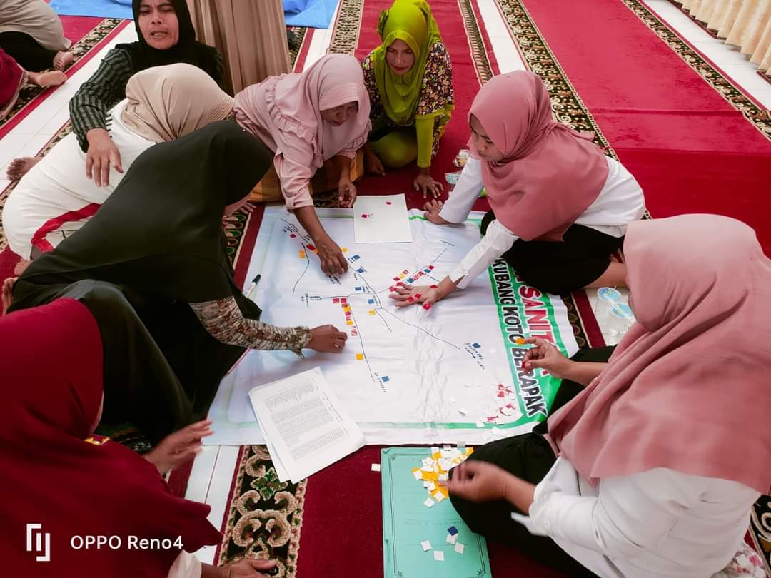 Petugas Kesling Puskesmas Koto Berapak   Melakukan Pemicuan STBM di Kanagarian Kubang, 