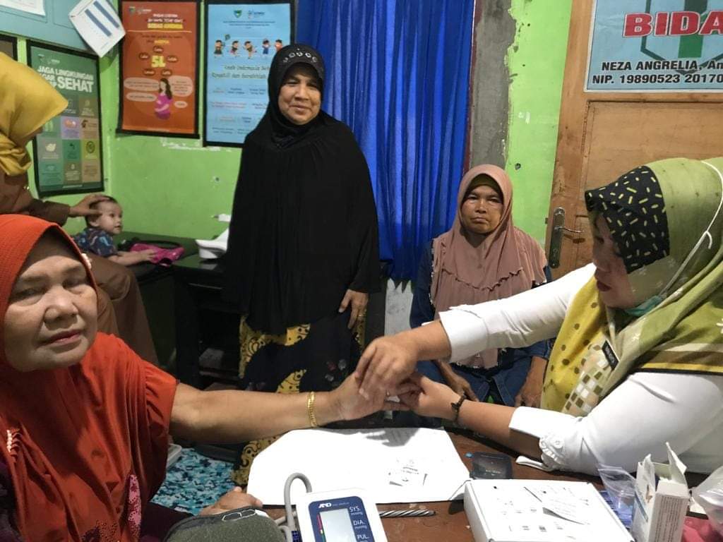 Petugas PTM puskesmas koto berapak melakukan Pemeriksaan Kesehatan Skrining Penyakit Tidak Menular (