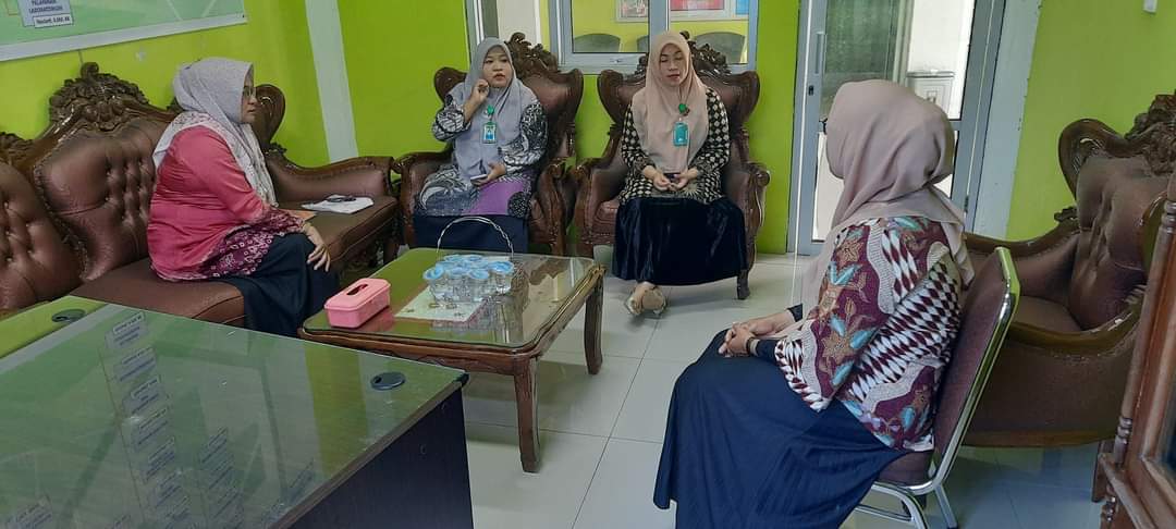 Puskesmas Tarusan  bersama Kepala Bagian Tata Usaha    Ketua Akreditasi  membahas rencana Reakredita