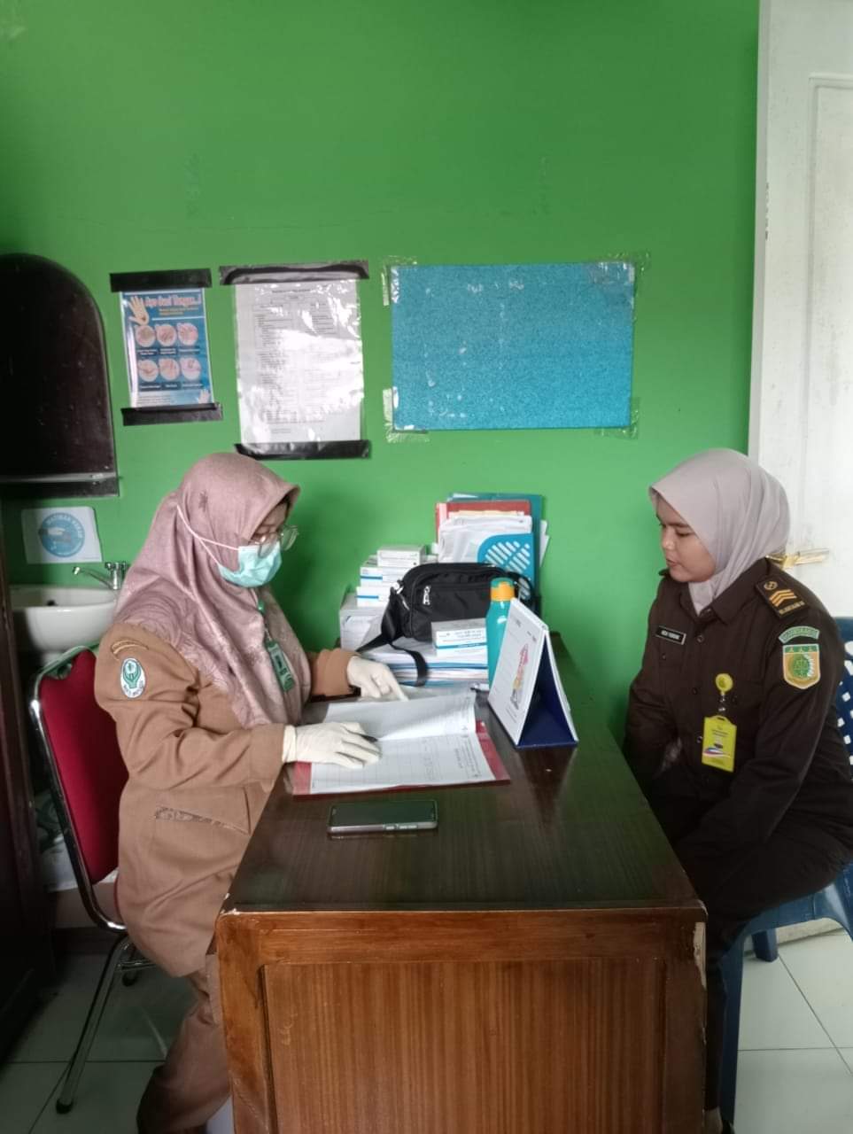Pemeriksaan dalam gedung : pelayanan kb di Poli KB Puskesmas Balaiselasa