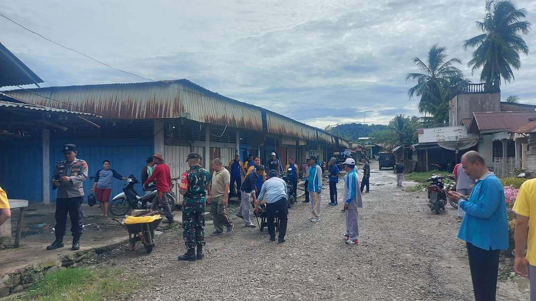 Puskesmas koto berapak bersama dengan kepala puskesmas dan staf puskesmas pergi gotong bersama di ke