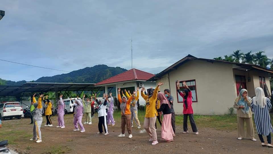 Puskesmas Koto Berapak bersama seluruh staf puskesmas melakukan olahraga bersama yang dilaksanakan d