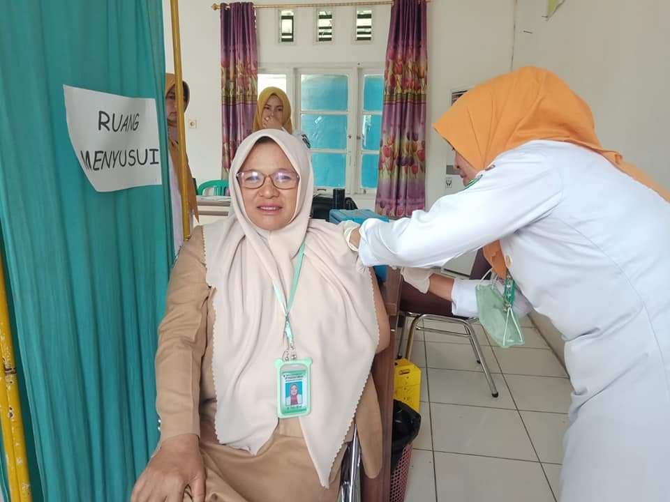 UPT Puskesmas Tarusan berikan vaksin boster kedua bagi nakes  pada 7  November  2022