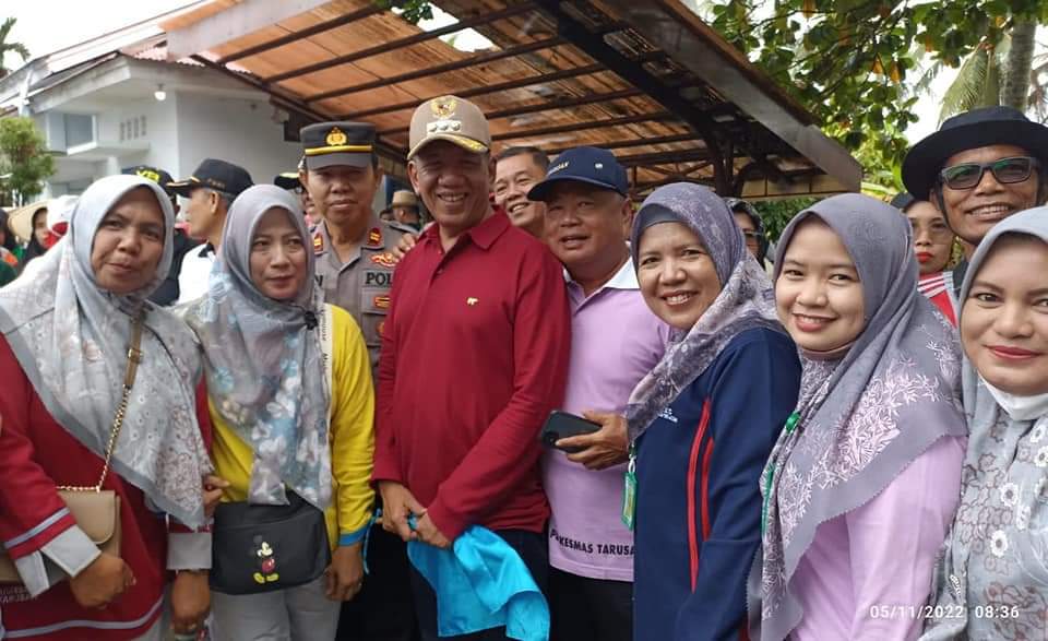 UPT Puskesmas Tarusan ikut berpartisipasi mengikuti kegiatan jalan santai  dan  menjadi  tim kesehat