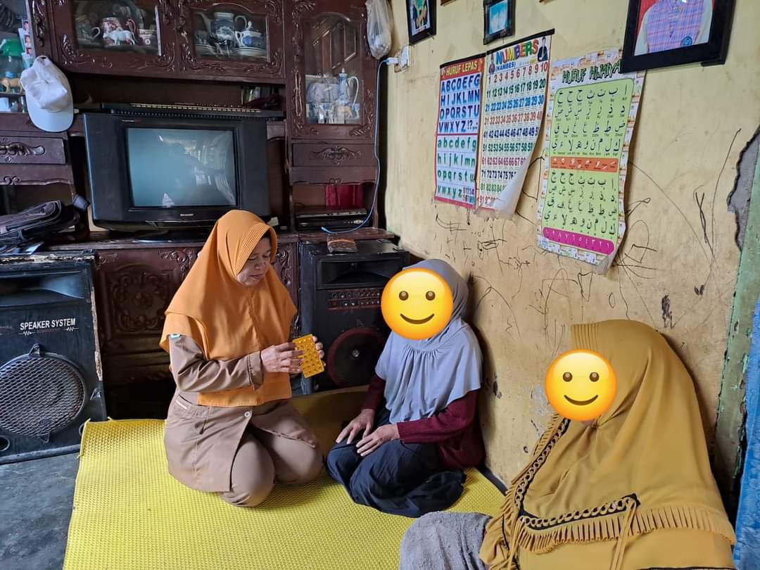 Puskesmas Balai Selasa Edukasi dan berikan obat TB pada pasien oleh bidan desa di nagari sungai liku
