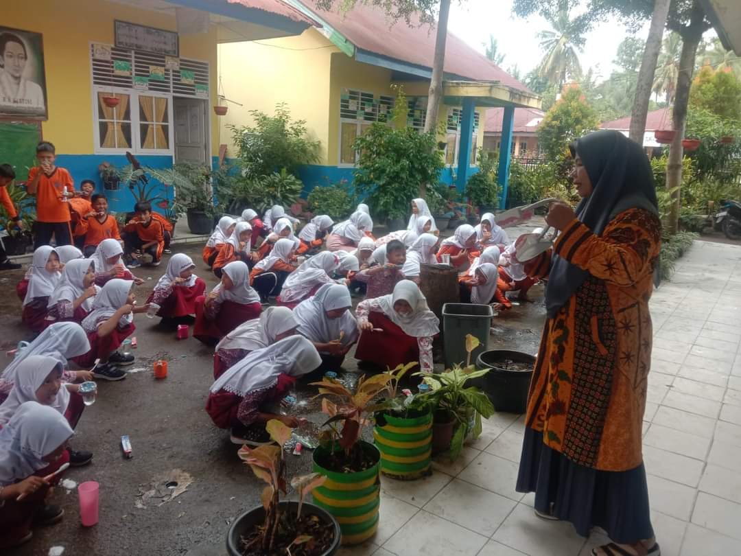 Kegiatan Usaha Kesehatan Gigi Sekolah ( UKGS ) Di SD Negeri 02 Gurun Panjang Kapuh Puskesmas Tarusan