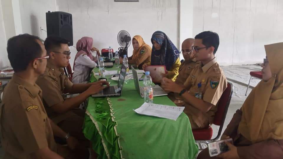 Kegiatan perekaman absen dan tanda tangan online di aula puskesmas balaiselasa