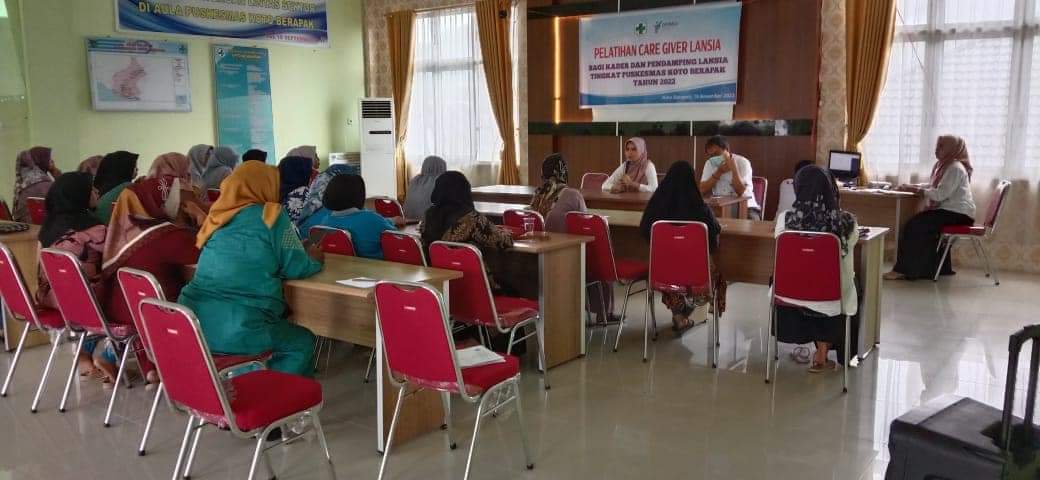 Pelatihan care giver bagi kader dan pendamping lansia Puskesmas koto berapak
