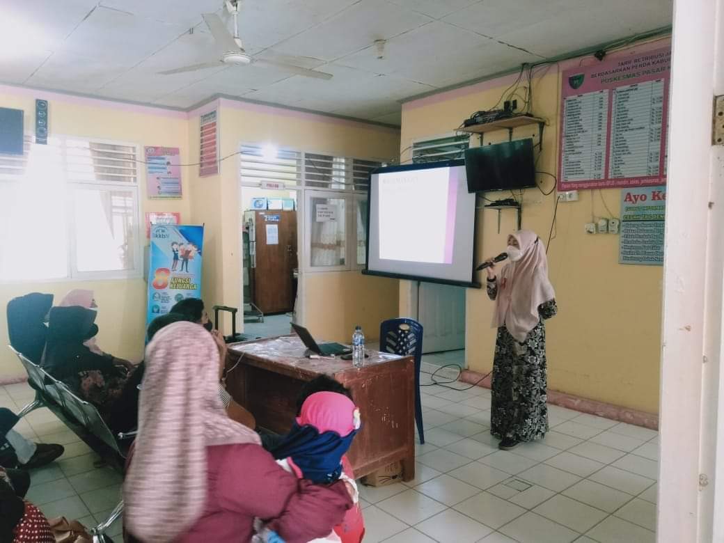 Pasar Kuok... Penyuluhan dalam gedung dalam rangka memperingati hari HIV sedunia yang di selenggarak