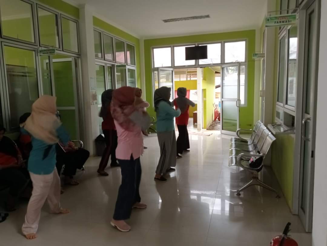 Pegawai dilingkungan Puskesmas Balaiselasa melaksanakan senam bersama di dalam gedung Puskesmas 