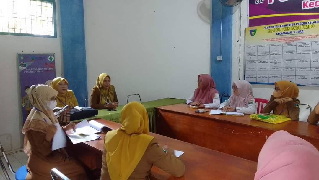  PUSKESMAS LUMPO PERTEMUAN BIDAN DESA DAN PENGELOLA PROGRAM DALAM RANGKA KEGIATAN EVALUASI DI PUSTU 