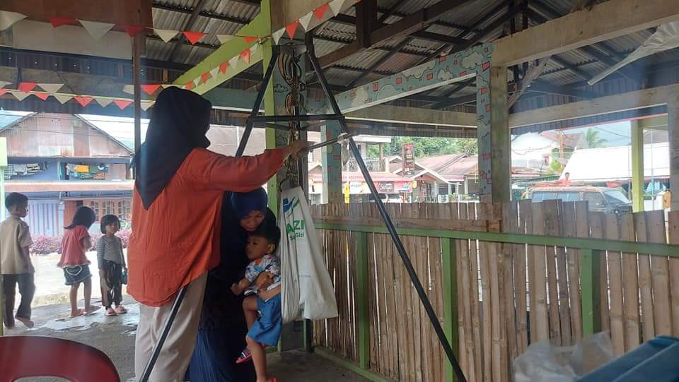 Pengelola program promkes  Puskesmas Koto Berapak melakukan pemantauan pelaksanaan posyandu di Nagar