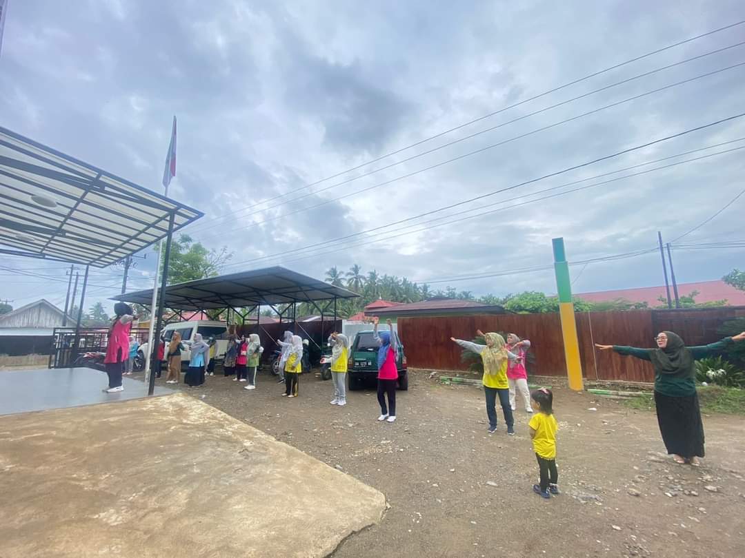 Puskesmas Inderapura melaksanakan senam bersama di halaman puskesmas dengan instruktur senam Bidan E